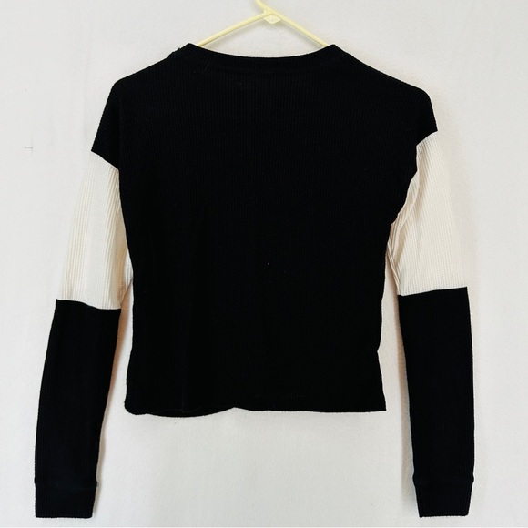 No Boundaries Two Tones Cropped Pullover Sweater Woman’s Size XS BLACK WHITE - Picture 6 of 8